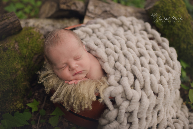 outdoor newborn photography vancouver wa.jpg